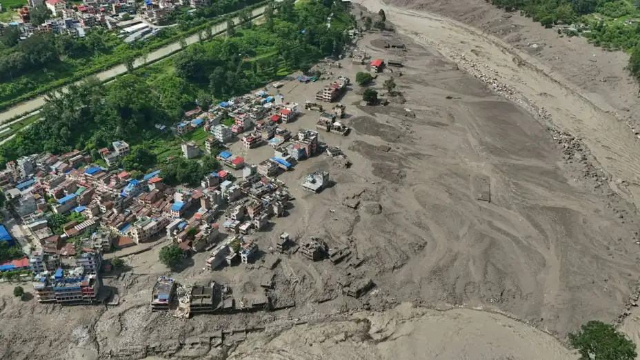 Viviendas dañadas tras inundaciones repentinas en Nuwakot, Nepal.