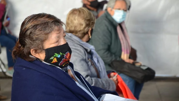 Adultos mayores ser&aacute;n vacunados en Tl&aacute;huac, Xochimilco e Iztacalco por orden alfab&eacute;tico
