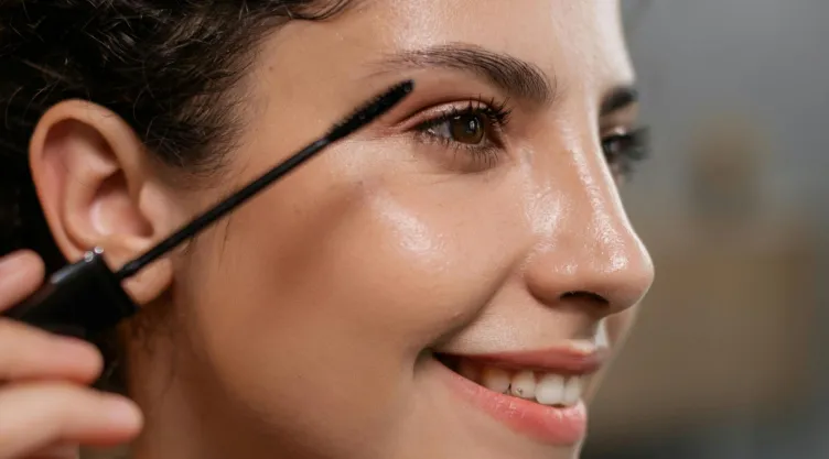 4 formas de lograr ojos expresivos sin cargar maquillaje