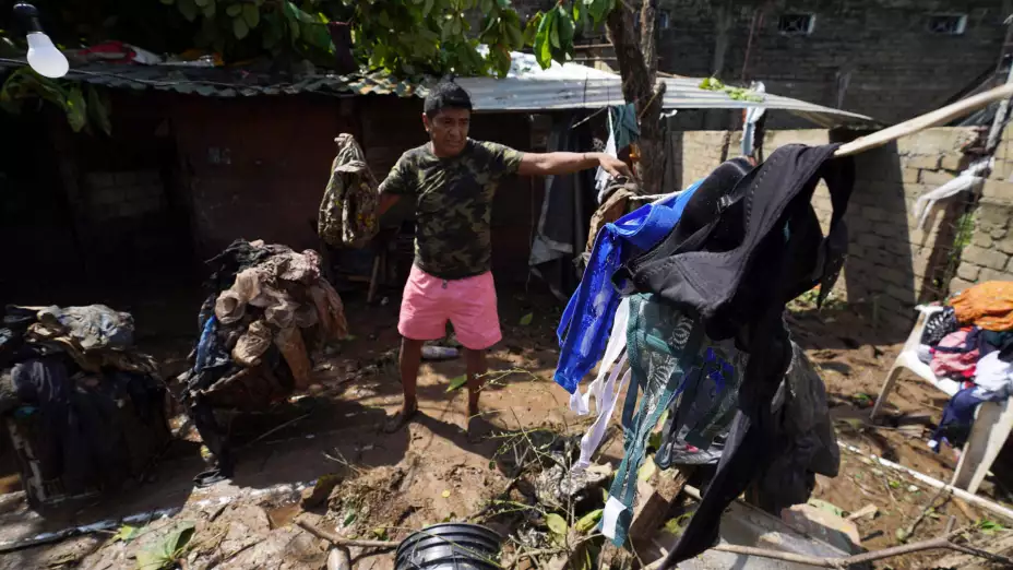 Daños a vivienda tras el paso del devastador huracán Otis en Acapulco.