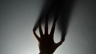 Video: Madre e hija invocan fuerzas sobrenaturales y captan a un fantasma