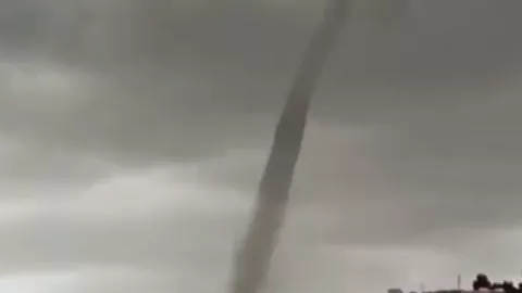 VIDEO Impresionante tornado en Bolivia causa destrozos en viviendas
