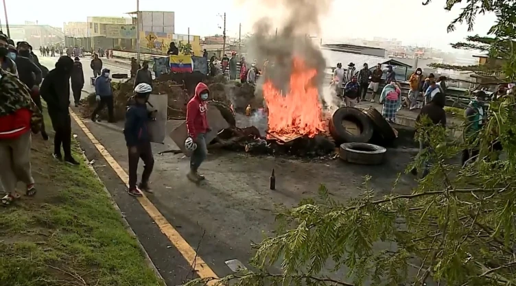 Con un bloqueo al norte y otro al sur de la carretera Panamericana, grupos indígenas protestaron por las políticas económicas del presidente de Ecuador, Guillermo Lasso.