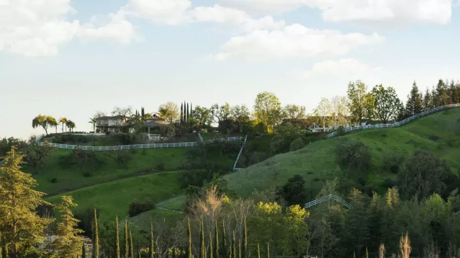 El barrio en donde vive Pepe Aguilar en California está rodeado de árboles y vegetación.