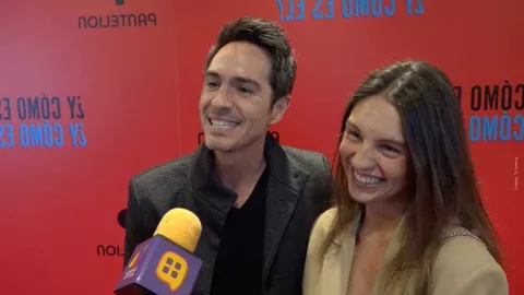 Mauricio Ochmann llega con misteriosa mujer a una alfombra roja.