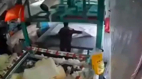 El accidente laboral ocurrió dentro de una planta industrial y quedó registrado en video