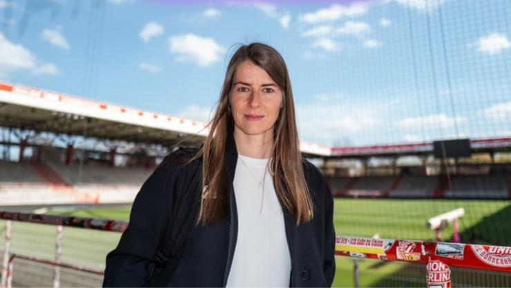 Marie-Louise Eta se convierte en la primera mujer en dirigir un equipo varonil de futbol.