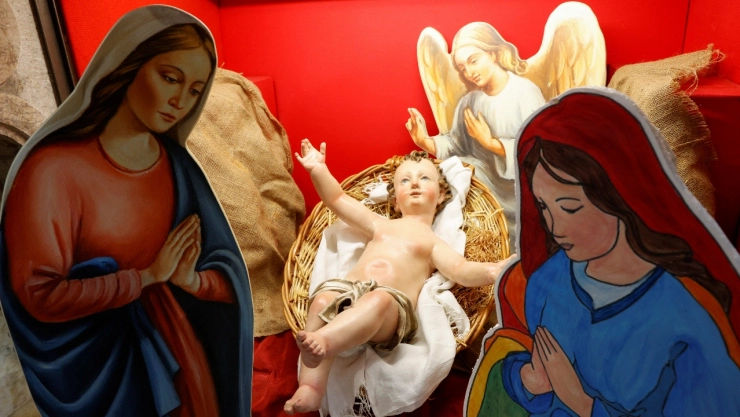 Nacimiento con dos mujeres como mamás del niño Jesús
