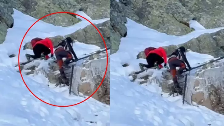 Pareja sube monte nevado con bebé