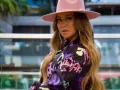 Chiquis Rivera con sombrero rosa..jpg