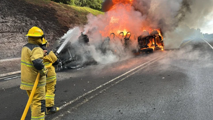 Pipa con combustible vuelca y se incendia en la México-Tuxpan hoy 23 de septiembre de 2025