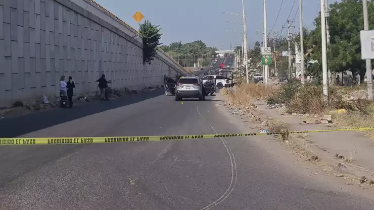 Encuentran camioneta baleada en La Costerita, en Culiacán.jpg