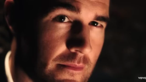 James Van Der Beek en el video de “Blow” de Kesha