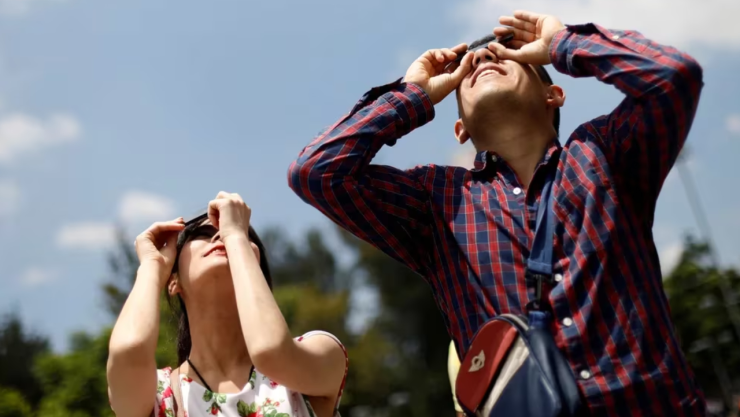 Eclipse solar 2024: El paso a paso para construir lentes caseros para proteger tus ojos fácil y rápido