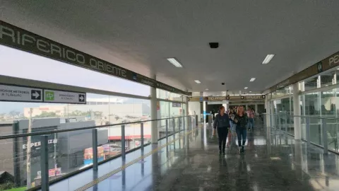 Usuarios en la estación Periférico Oriente de la Línea 12 del Metro CDMX