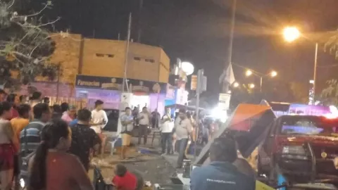 Camioneta se impacta contra puestos de comida en Caucel (FOTOS)