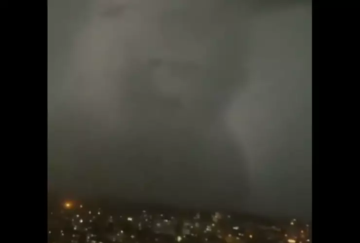 Cara de demonio en tormenta de Estambul, Turquía.png
