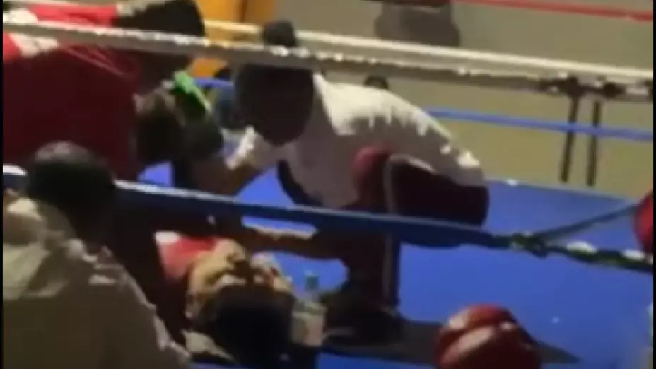 Boxeador queda inconsciente tras ser noqueado en pelea de box en Cancún; no había servicios médicos