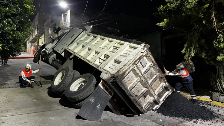 camión-cae-en-socavón-alcvaldia-iztapalapa-mientras-dormia-vista trasera