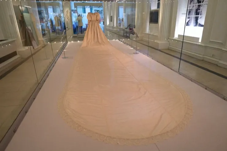 En Londres exhiben vestido de Lady Di.