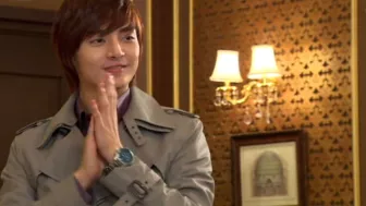 Woo-Bin es el más extrovertido y divertido del grupo, conocido por su actitud relajada y su habilidad para hacer amigos.