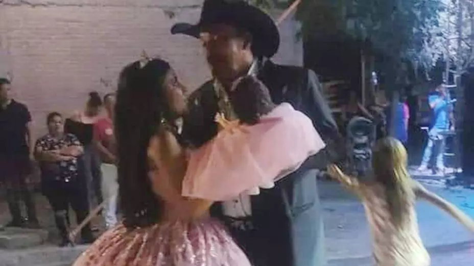 Quinceañera se desmaya en baile y muere horas después.- 