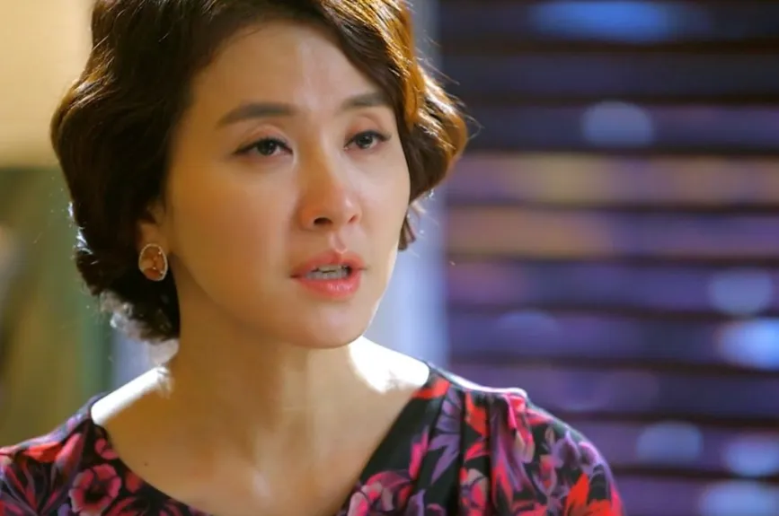 El drama introduce un telón de fondo oscuro: Lee Jae-kyung, hermano de Hee-kyung, aparece como una sombra peligrosa, capaz de manipular rumores y licuar realidades.