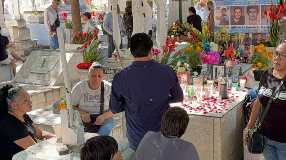 Familiares de víctimas de ataque en el Hospital Civil de Culiacán son recordados en su primer Día de Muertos. (1).jpg