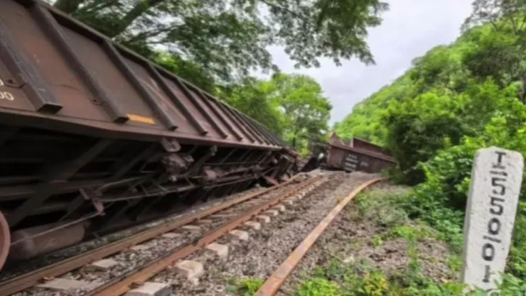 ¡Impactante descarrilamiento! Tren de carga queda destrozado tras salirse de las vías en Tecomán, Colima