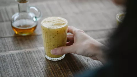 ¿Qué tomar para elevar tus defensas y regular el colesterol?