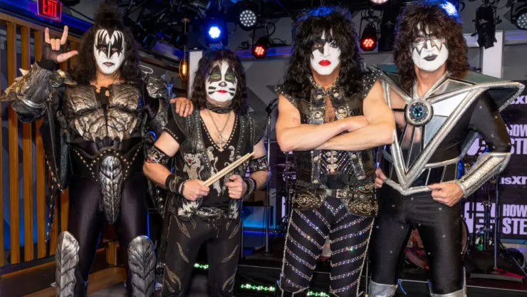 kiss vende millones pophouse.jpg