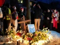 Jaylani Hussein, directora ejecutiva del Consejo de Relaciones Estadounidenses-Islámicas (CAIR-MN), capítulo de Minnesota, habla junto a activistas y líderes comunitarios durante una vigilia por una mujer de 37 años que recibió un disparo en su automóvil por un agente de inmigración de EE. UU.