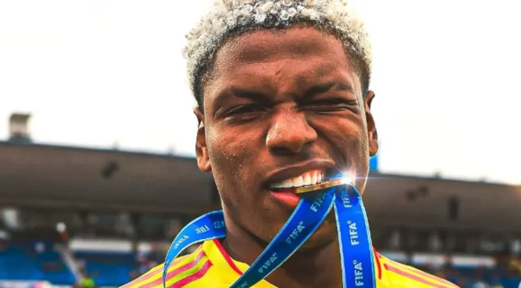 cuanto-ganara-oscar-perea-america