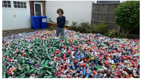 Niño recoge latas