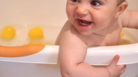 Bebé de 2 meses muere en la tina mientras su mamá dormía; esto es lo que pasó