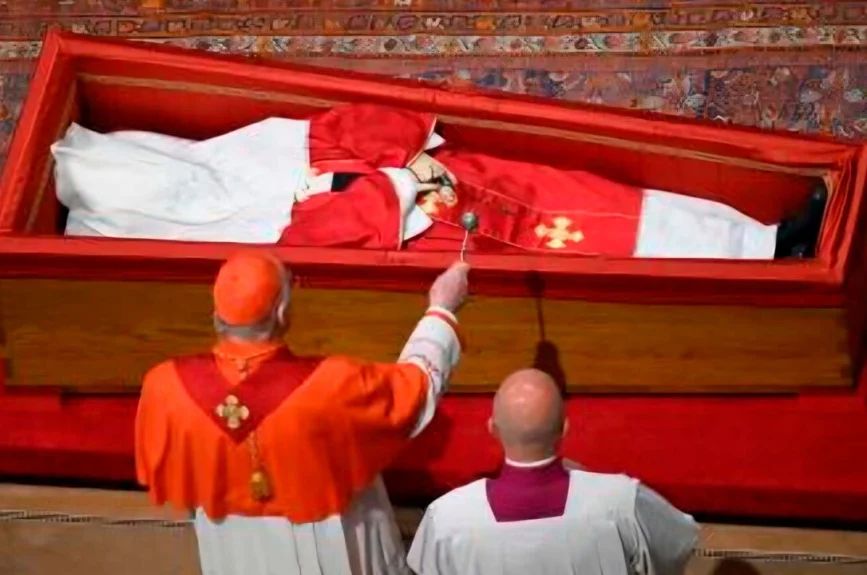 Rocío de agua bendita en el cierre del féretro del Papa Francisco.