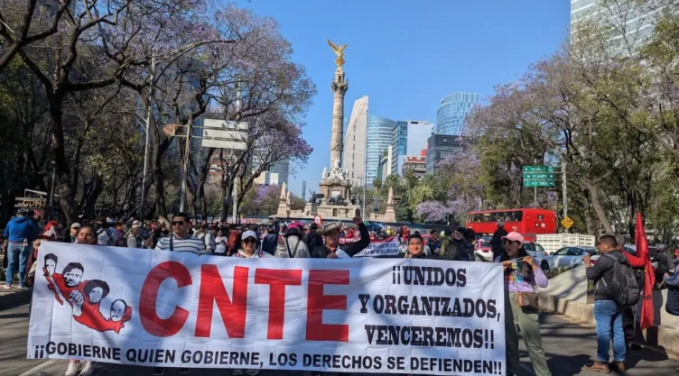 Integrantes de la CNTE en manifestación frente al Ángel de la Independencia en CDMX.