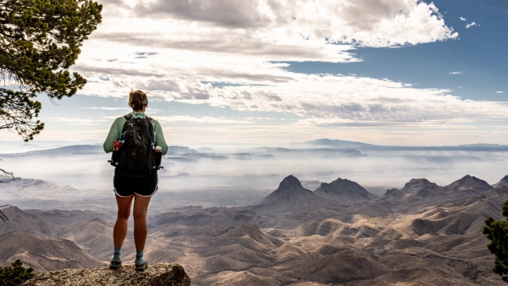 Una turista observa el paisaje del parque nacional Big Bend en Texas.