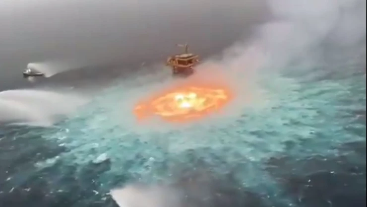 Sofocan incendio en ducto marino de Pemex en Campeche