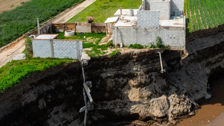 Entregan terreno a familia damnificada por socavón en Puebla