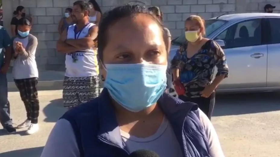 Padres de familia se manifiestan en secundaria por cuota voluntaria.