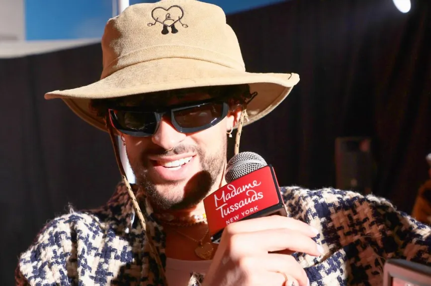 Bad Bunny microfono.jpg