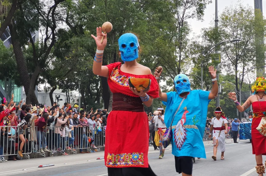 2 mil 500 artistas en acción, 11 carros alegóricos, 22 comparsas y diversos grupos de coreografías llenaron de alegría el corazón de la CDMX.