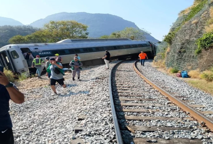 Tren Interoceánico cae a barranco en Oaxaca