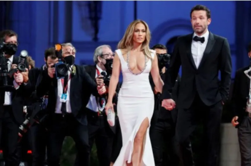 JLO y Ben agarrados de la mano.jpg
