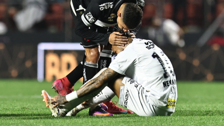 Neymar consolado por Coutinho