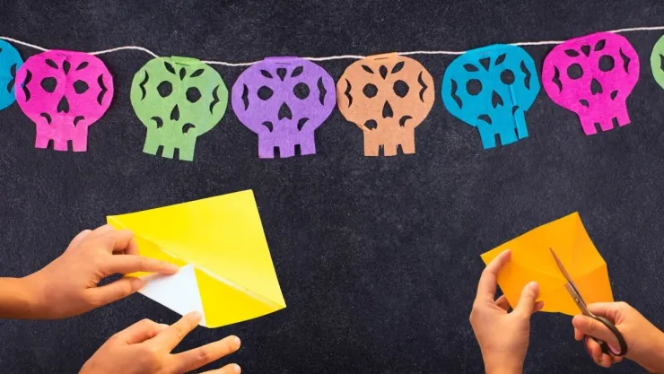 Manualidades de Papel Cómo crear guirnaldas decorativas a partir de hojas de libros viejos y acuarelas.jpg