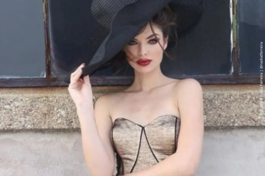 Nadia Ferreira con sombrero negro..jpg