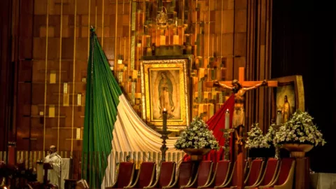 La imagen de la Virgen de Guadalupe en la Basílica ubicada en la Ciudad de México.