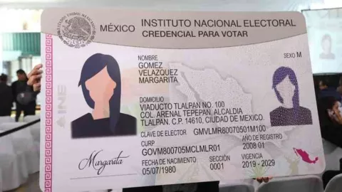 ¿Por qué no debes subir foto de tu INE después de votar?